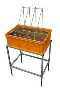 Stół do odsklepiania ramek z wanienką plastikową 200mm, sito nierdzewne Stół do odsklepiania ramek z wanienką plastikową 200mm, sito nierdzewne