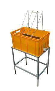 Stół do odsklepiania ramek z wanienką plastikową 300mm, sito nierdzewne Stół do odsklepiania ramek z wanienką plastikową 300mm, sito nierdzewne