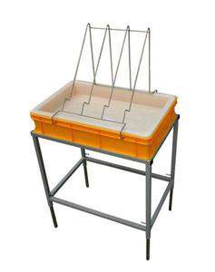 Stół do odsklepiania ramek z wanienką plastikową 100mm, sito plastikowe Stół do odsklepiania ramek z wanienką plastikową 100mm, sito plastikowe