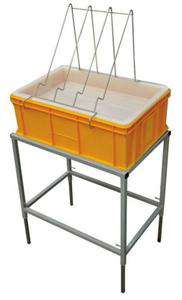 Stół do odsklepiania ramek z wanienką plastikową 200mm, sito plastikowe Stół do odsklepiania ramek z wanienką plastikową 200mm, sito plastikowe