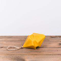 Zawieszka woskowa - BOMBKA ŚWIĄTECZNA - 13 cm Zawieszka woskowa - BOMBKA ŚWIĄTECZNA - 13 cm