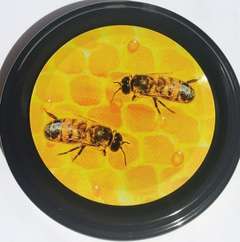 Nakrętka MAŁA fi 66/4 Czarna z plastrem i pszczołami opakowanie 50szt Nakrętka MAŁA fi 66/4 Czarna z plastrem i pszczołami opakowanie 50szt