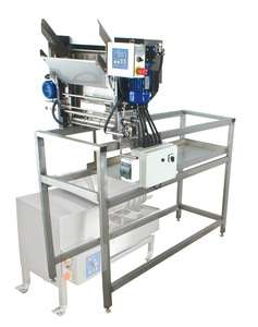 Stół do odsklepiania z odsklepiarką z podajnikiem automatycznym z nożami podgrzewanymi (230V) Stół do odsklepiania z odsklepiarką z podajnikiem automatycznym z nożami podgrzewanymi (230V)