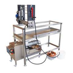 Stół do odsklepiania z odsklepiarką z podajnikiem ręcznym Stół do odsklepiania z odsklepiarką z podajnikiem ręcznym