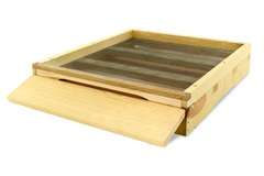 Dennica drewniana niska z siatką, szufladą i lotniskiem do ula Dadant US 12R. Dennica drewniana niska z siatką, szufladą i lotniskiem do ula Dadant US 12R.