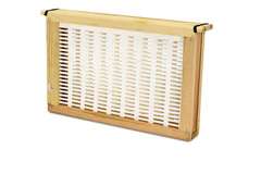 Izolator do poddawania matek 1-ramkowy Ostrowskiej - drewniany z kratą odgrodową Izolator do poddawania matek 1-ramkowy Ostrowskiej - drewniany z kratą odgrodową