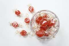 Cukierki żelki z miodem i truskawką 100g Cukierki żelki z miodem i truskawką 100g